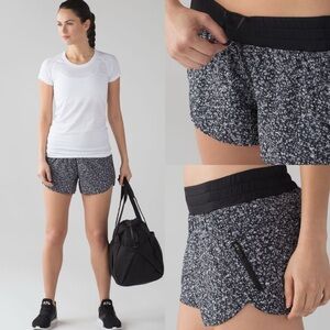 Lululemon Tracker Shorts Daisy Dust Black White Womens‎ Size 4 Activewear W7AGDS